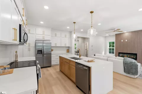 Kitchen - 406 Point Rd, Westminster, SC 29693 photo 4 of 5