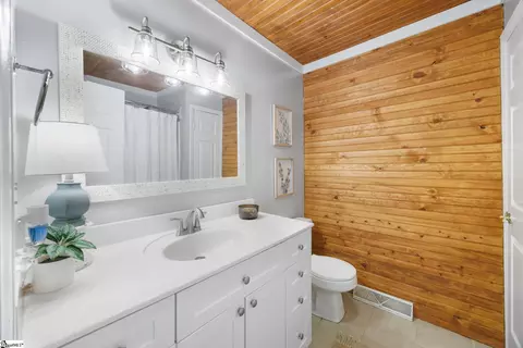 Bath - 623 W Ridgeway Dr, Honea Path, SC 29654 photo 1 of 2