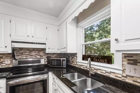 Kitchen - 10 Woodway Dr, Greer, SC 29651 photo 3 of 4