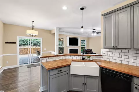 Kitchen - 186 Chandler Crest Ct, Greer, SC 29651 photo 3 of 3