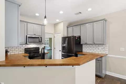Kitchen - 186 Chandler Crest Ct, Greer, SC 29651 photo 2 of 3