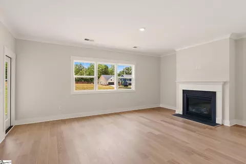 Living - 127 Eagle Creek Dr, Central, SC 29630 photo 4 of 5