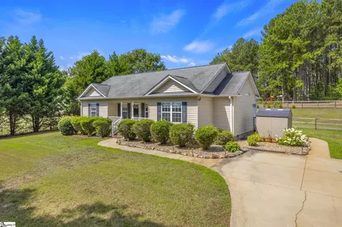 Exterior - 124 E King Rd, Greer, SC 29651 photo 4 of 7