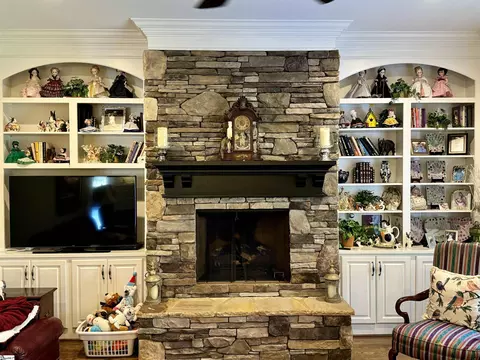 Living - 27 Cullen Ct, Greer, SC 29650 photo 3 of 4
