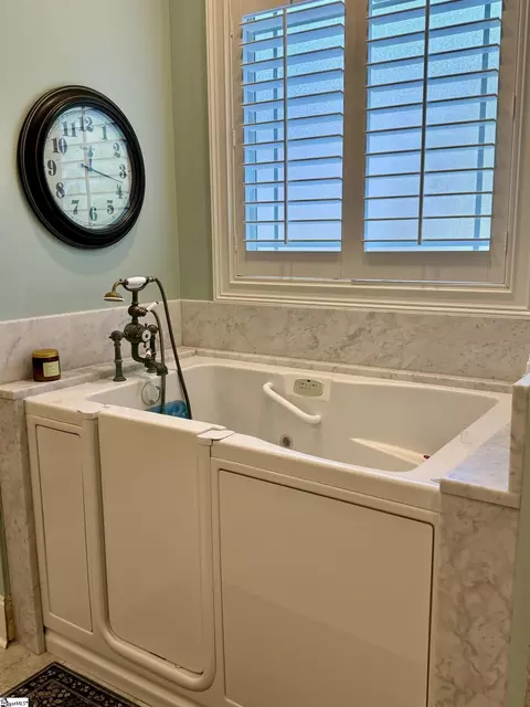 Bath - 27 Cullen Ct, Greer, SC 29650 photo 5 of 9