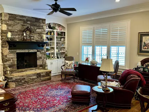 Living - 27 Cullen Ct, Greer, SC 29650 photo 2 of 4