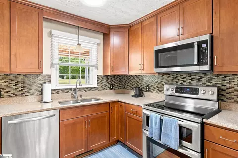 Kitchen - 208 Pineview Dr, Pelzer, SC 29669 photo 5 of 5