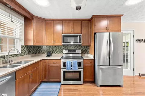 Kitchen - 208 Pineview Dr, Pelzer, SC 29669 photo 4 of 5