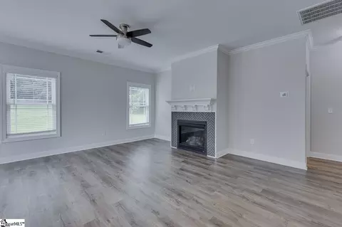 Living - 202 Meadow Ln, Easley, SC 29642 photo 4 of 6
