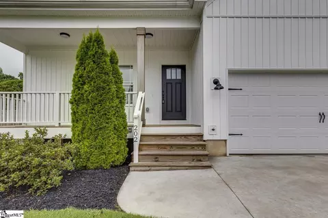 Exterior - 202 Meadow Ln, Easley, SC 29642 photo 4 of 8