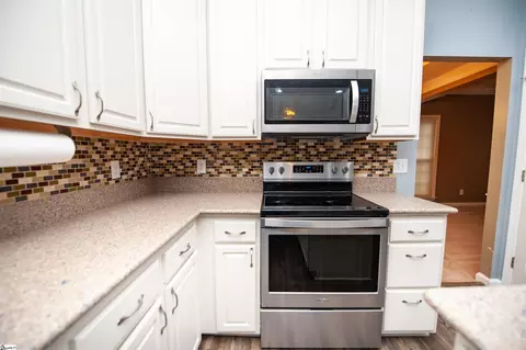 Kitchen - 196 Timberleaf Dr, Duncan, SC 29334 photo 2 of 3