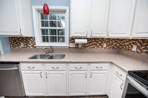 Kitchen - 196 Timberleaf Dr, Duncan, SC 29334 photo 3 of 3