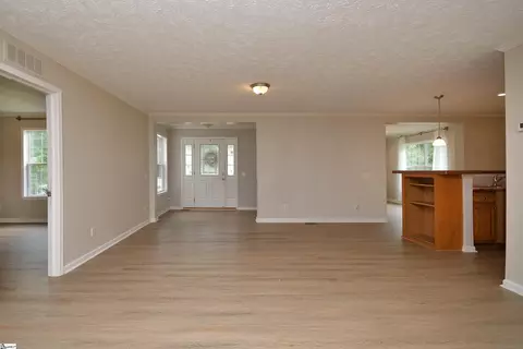 Living - 579 Daventon Rd, Honea Path, SC 29654 photo 5 of 7