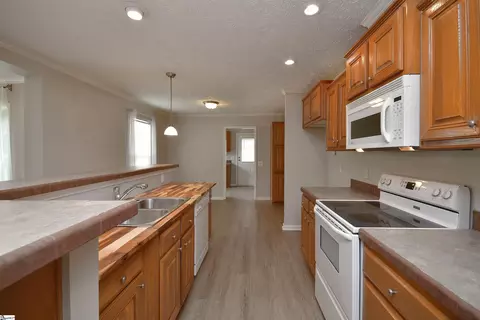 Kitchen - 579 Daventon Rd, Honea Path, SC 29654 photo 3 of 6