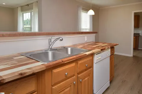 Kitchen - 579 Daventon Rd, Honea Path, SC 29654 photo 4 of 6