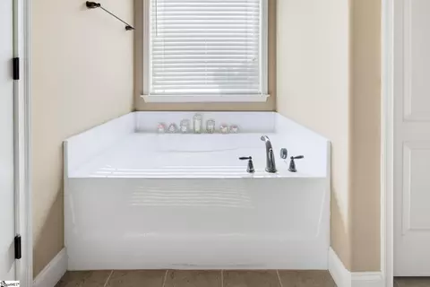 Bath - 120 Hubbard Ln, Greer, SC 29651 photo 2 of 3