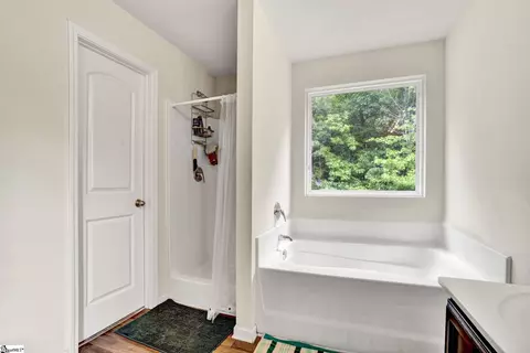 Bath - 156 Queens Cir, Laurens, SC 29360 photo 1 of 1