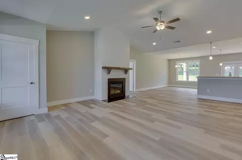 Living - 101 Powell Ct, Easley, SC 29640 photo 2 of 5