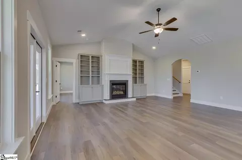 Living - 123 Hideaway Ln, Easley, SC 29640 photo 5 of 9