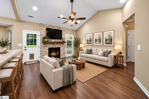 Living - 529 Fox Hurst Ct, Moore, SC 29369 photo 1 of 6