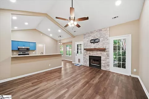 Living - 529 Fox Hurst Ct, Moore, SC 29369 photo 1 of 5