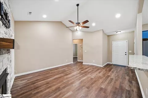 Living - 529 Fox Hurst Ct, Moore, SC 29369 photo 4 of 5