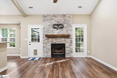 Living - 529 Fox Hurst Ct, Moore, SC 29369 photo 2 of 5