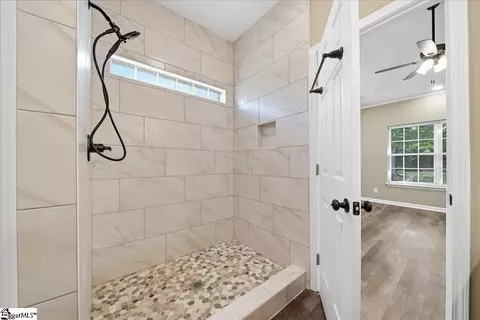 Bath - 529 Fox Hurst Ct, Moore, SC 29369 photo 2 of 3