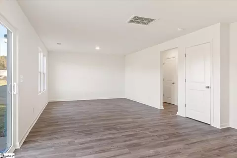Living - 123 Russet Rd, Union, SC 29379 photo 2 of 4