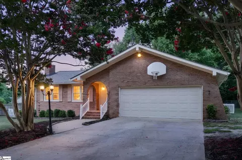 22 Woodview Dr, Taylors, SC 29687