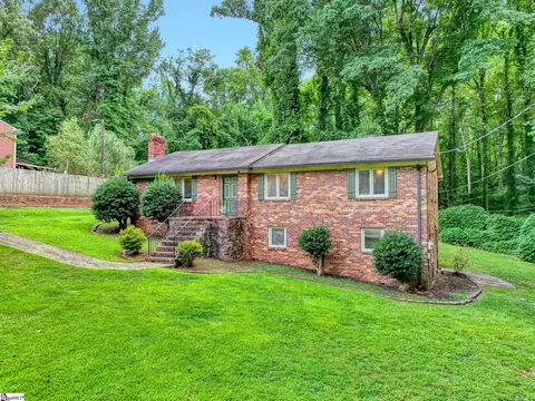 7 River Oaks Dr, Greenville, SC 29601