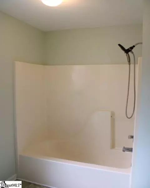 Bath - 255 Highgate Cir, Greer, SC 29650 photo 2 of 4