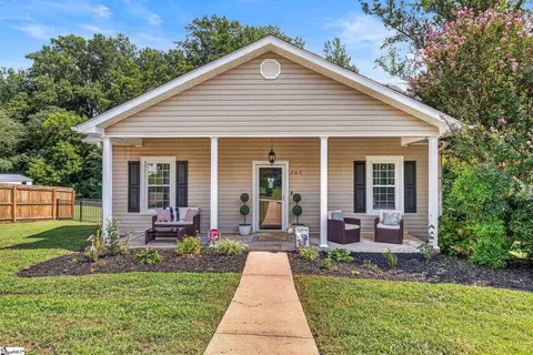 207 Woodside Cir, Simpsonville, SC 29681