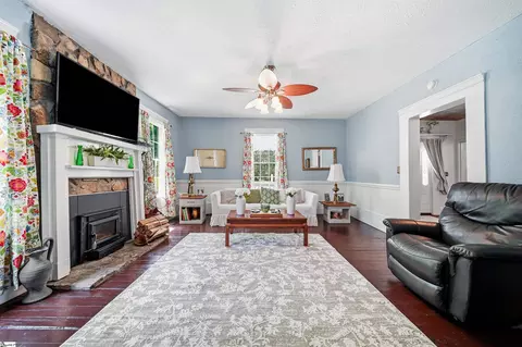 Living - 124 E Mcgee St, Honea Path, SC 29654 photo 2 of 3