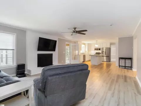 Living - 371 Davis Rd, Pelzer, SC 29669 photo 2 of 4