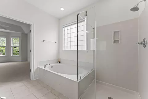Bath - 6 Aldgate Way, Greer, SC 29650 photo 2 of 5
