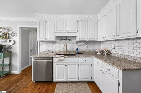 Kitchen - 8 River Way Dr, Greer, SC 29651 photo 2 of 3