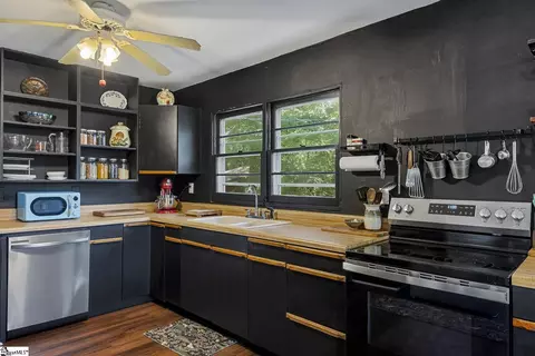 Kitchen - 131 B D Johnston Rd, Central, SC 29630 photo 3 of 4