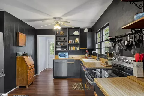 Kitchen - 131 B D Johnston Rd, Central, SC 29630 photo 2 of 4