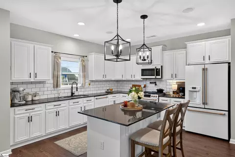 Kitchen - 716 Stilmore Dr, Duncan, SC 29334 photo 2 of 4