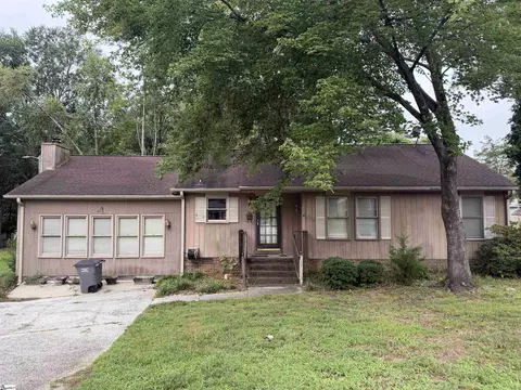 4 Cardinal Dr, Taylors, SC 29687