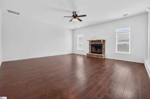 Living - 4 Gorham Ct, Simpsonville, SC 29680 photo 3 of 5