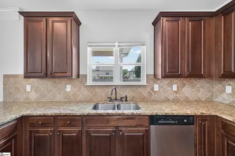 Kitchen - 4 Gorham Ct, Simpsonville, SC 29680 photo 4 of 5