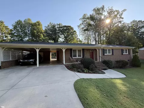 10 Dickens Ln, Taylors, SC 29687