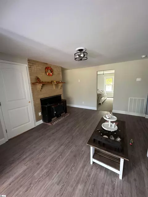 Living - 947 Midway Rd, Pickens, SC 29671 photo 2 of 2