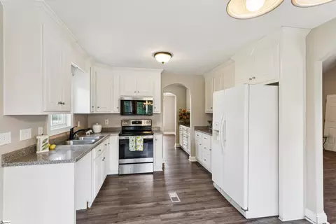 Kitchen - 5 Chickadee Dr, Pelzer, SC 29669 photo 2 of 3