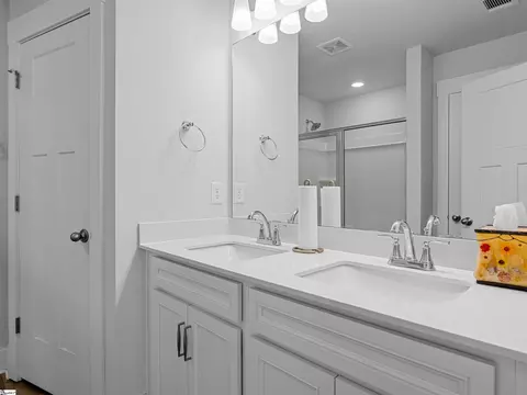 Bath - 1550 Rivermeade Dr, Moore, SC 29369 photo 2 of 4