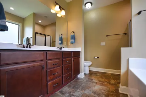 Bath - 719 Wynborne Ln, Moore, SC 29369 photo 1 of 5