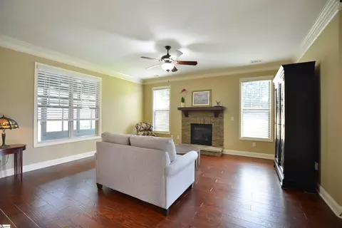 Living - 719 Wynborne Ln, Moore, SC 29369 photo 5 of 6