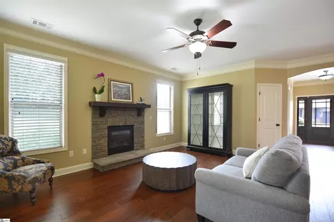 Living - 719 Wynborne Ln, Moore, SC 29369 photo 4 of 6